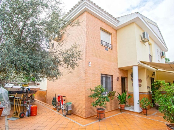 Imagen 2 de Gran vivienda pareada en Gelves junto club deportivo!!