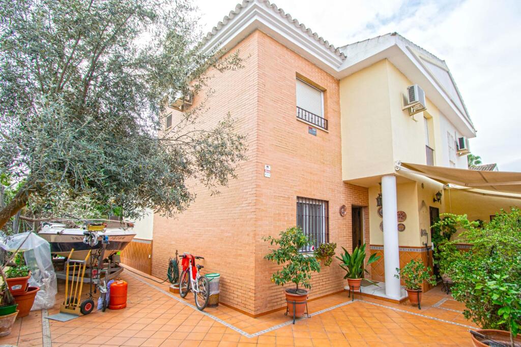 Imagen 2 de Gran vivienda pareada en Gelves junto club deportivo!!