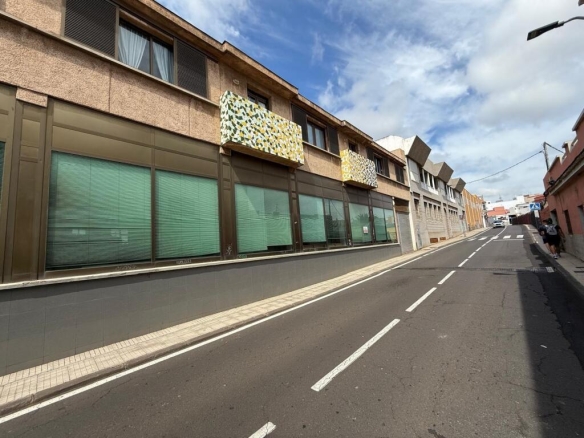 Imagen 1 de Gran Local en Venta en La Laguna - Espacio que Impulsa a tu Negocio