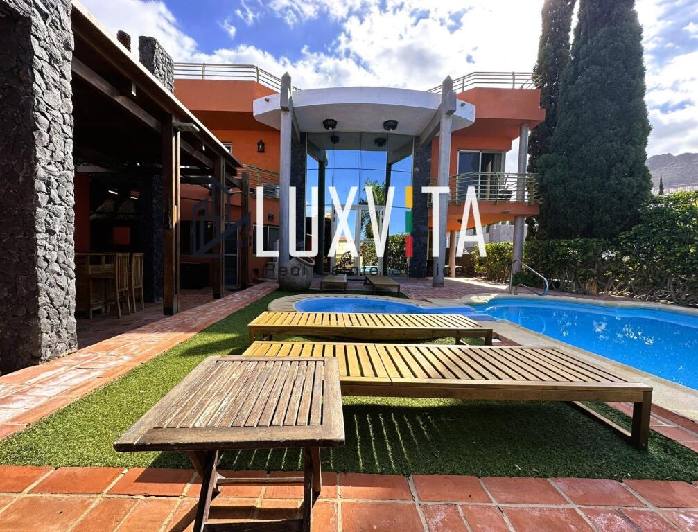Imagen 2 de Exclusiva villa de lujo en El Madroñal – Tu oasis privado en Tenerife Sur con piscina y vistas de en