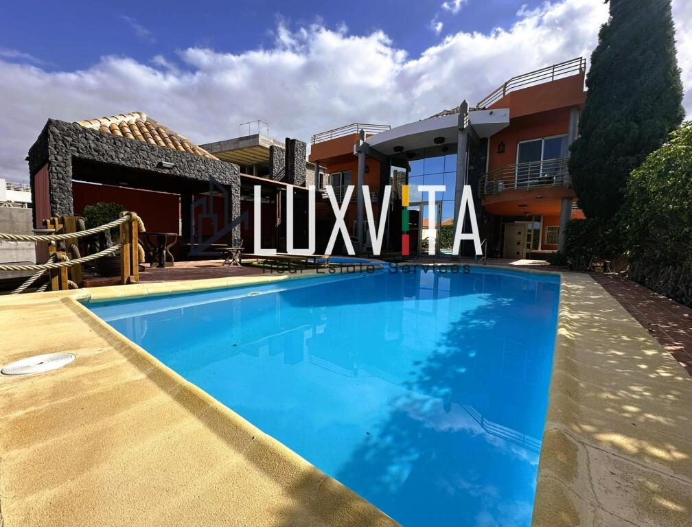 Imagen 3 de Exclusiva villa de lujo en El Madroñal – Tu oasis privado en Tenerife Sur con piscina y vistas de en