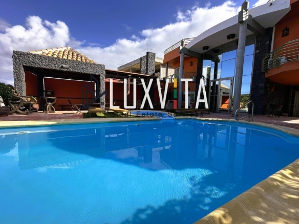 Imagen 1 de Exclusiva villa de lujo en El Madroñal – Tu oasis privado en Tenerife Sur con piscina y vistas de en