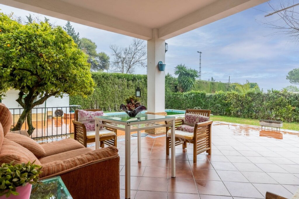 Imagen 3 de Gran chalet de estilo clásico en Urbanización Santiago Apóstol!!! Imagen 3 de Gran chalet de estilo clásico en Urbanización Santiago Apóstol!!!