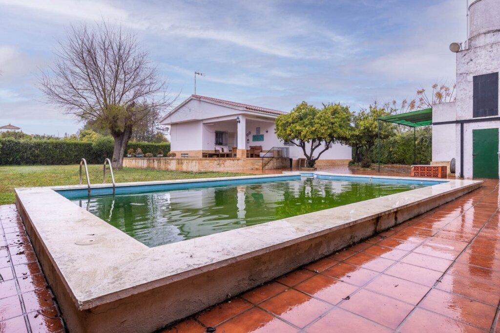 Imagen 4 de Gran chalet de estilo clásico en Urbanización Santiago Apóstol!!! Imagen 4 de Gran chalet de estilo clásico en Urbanización Santiago Apóstol!!!