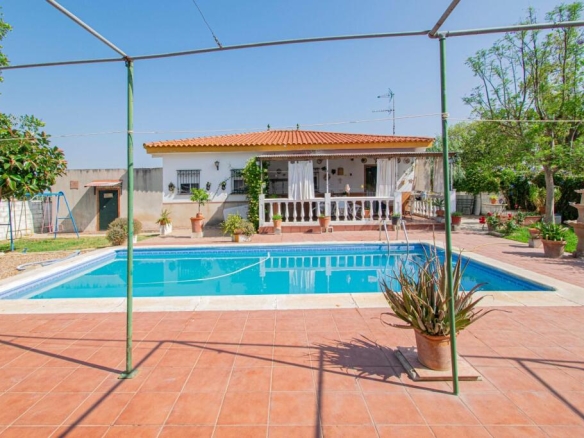 Imagen 2 de Gran parcela con dos casas independientes en Urbanización Torrelaguna!!!