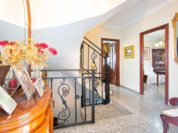 Imagen 2 de Casa de tres plantas en Urbanización Privada