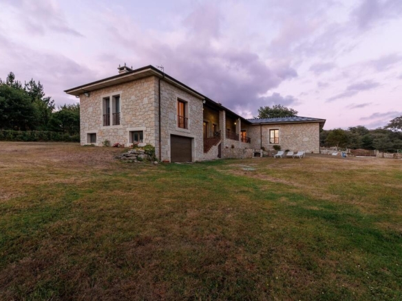 Imagen 2 de IMPRESIONANTE Y ESPECTACULAR CHALET RÚSTICO EN LUGO