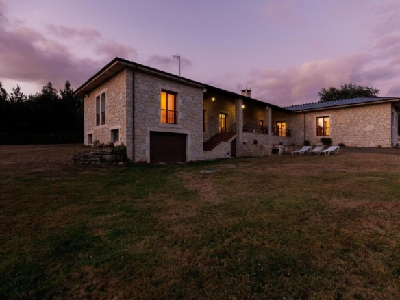 Imagen 3 de IMPRESIONANTE Y ESPECTACULAR CHALET RÚSTICO EN LUGO