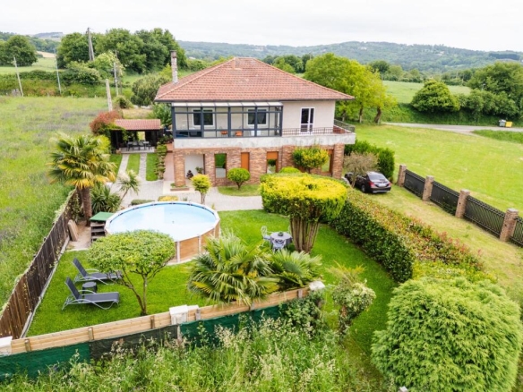 Imagen 2 de Chalet de Élite con Piscina Privada en la Zona Más Exclusiva de Lalín