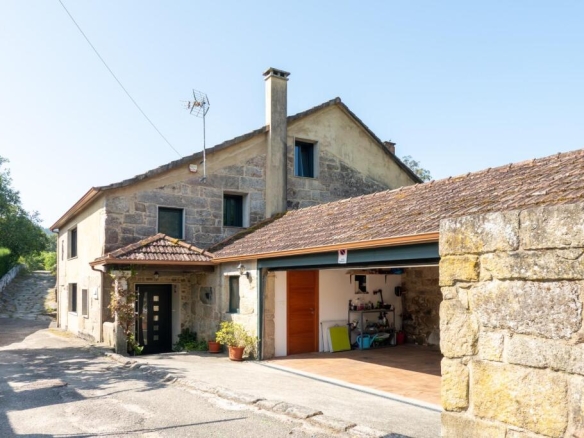 Imagen 2 de Casa de piedra reformada con jardín frente al puente romano de Cernadela (Mondariz)