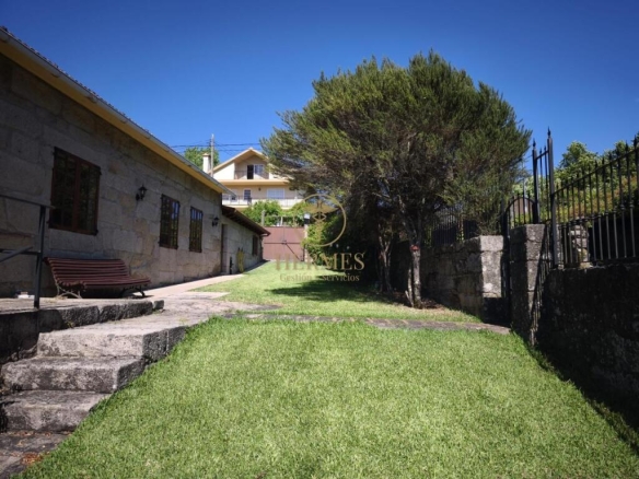 con finca de 1800 m2 en Mondariz