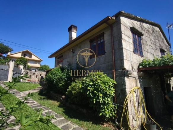 con finca de 1800 m2 en Mondariz