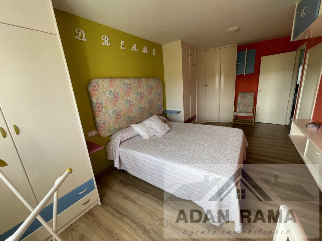 de 81m2 con 3 dormitorios y 1 baño con plaza de garaje