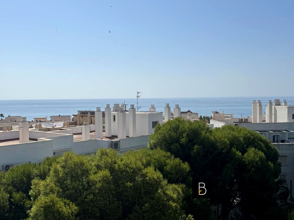 Imagen 2 de ATICO DE 2 DORMITORIOS CON VISTAS AL MAR EN LA CARIHUELA