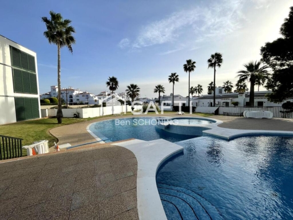 Solar entre puerto deportivo y playa de Cala’n Bosch