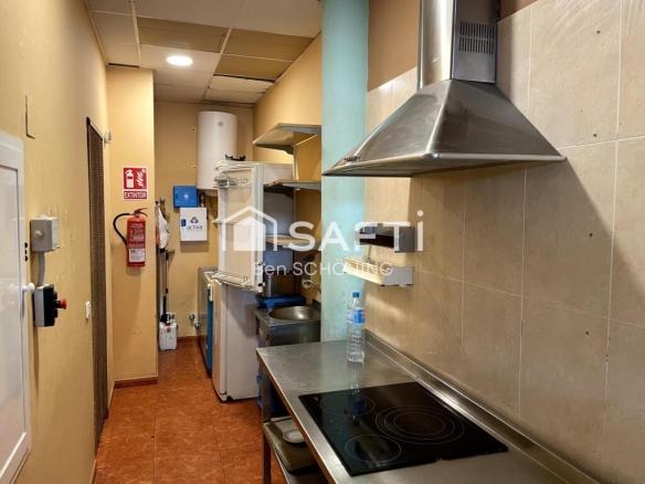 Imagen 2 de Amplio local comercial de casi 600 m² en frente de futuros juzgados y nuevo centro de salud en Ciutadella.