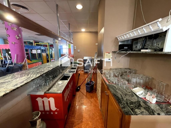 Imagen 3 de Amplio local comercial de casi 600 m² en frente de futuros juzgados y nuevo centro de salud en Ciutadella.