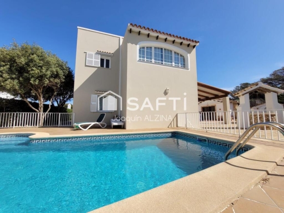 Imagen 1 de Chalet con piscina y garaje en Cala Blanca