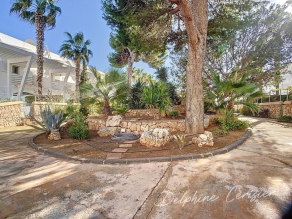 Imagen 2 de Planta baja en Cala Egos con amplia terraza privada y al lado de la playa