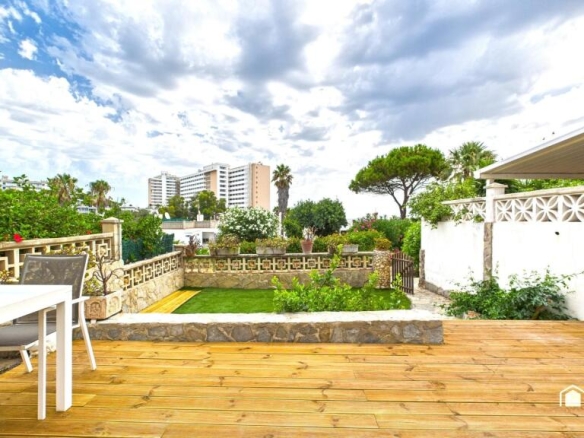 Imagen 2 de Piso reformado y amueblado con jardín a 5 min de la playa - C/ Zona Cala Romaguera