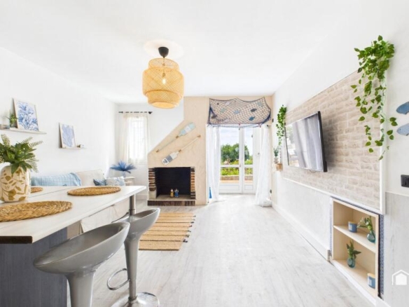 Imagen 1 de Piso reformado y amueblado con jardín a 5 min de la playa - C/ Zona Cala Romaguera