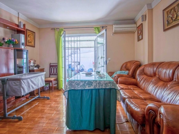 Imagen 2 de Gran casa con muchas posibilidades en Avda. de Montes Sierra!!!