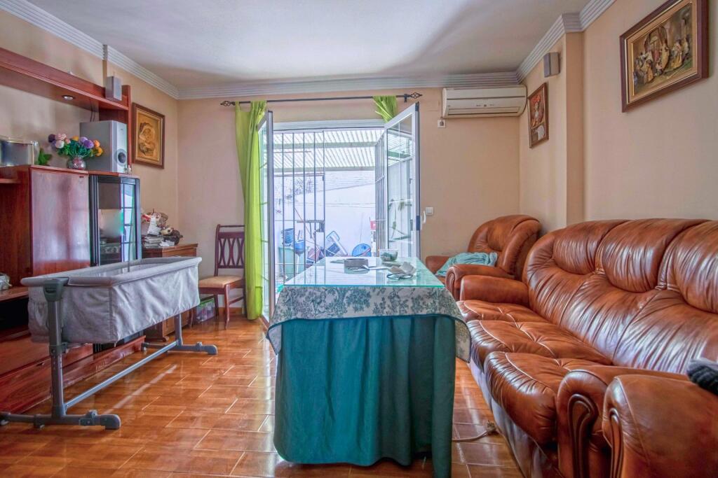 Imagen 2 de Gran casa con muchas posibilidades en Avda. de Montes Sierra!!! Imagen 2 de Gran casa con muchas posibilidades en Avda. de Montes Sierra!!!