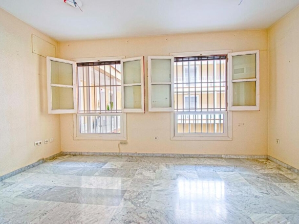 Imagen 2 de Magnifica vivienda junto Plaza de La Encarnación con garaje y piscina en cubierta!!!