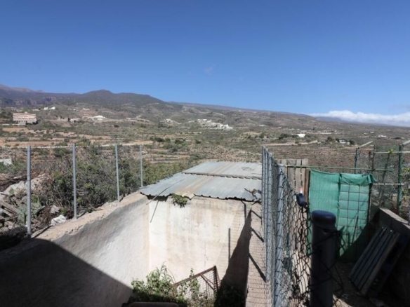 Imagen 2 de Terreno con construcción a reformar e invernaderos en Arico Viejo
