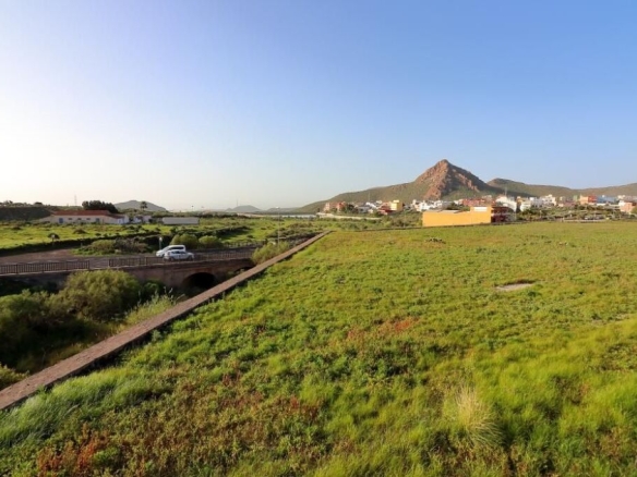 Imagen 2 de Almacén de 200 m2 con invernaderos y tanque de agua