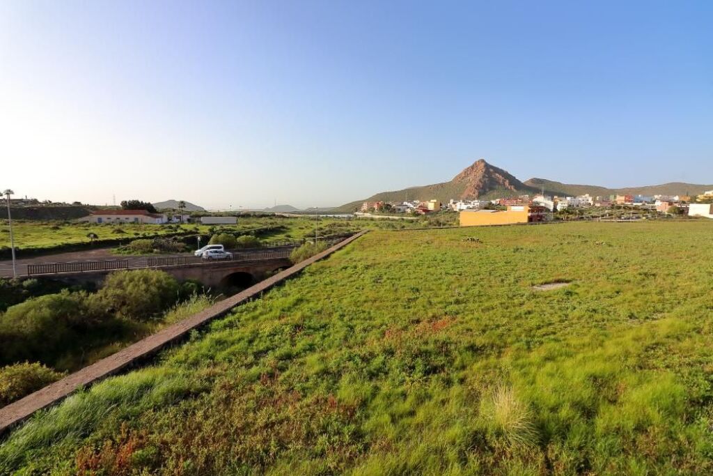 Imagen 2 de Almacén de 200 m2 con invernaderos y tanque de agua Imagen 2 de Almacén de 200 m2 con invernaderos y tanque de agua