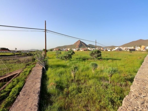 terreno rústico con excelentes accesos en Arona