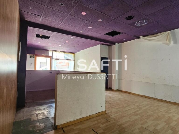 se puede convertir en 2 viviendas o seguir como negocio y vivienda.