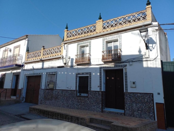 Imagen 1 de Casa con terreno en venta en el centro de Salteras