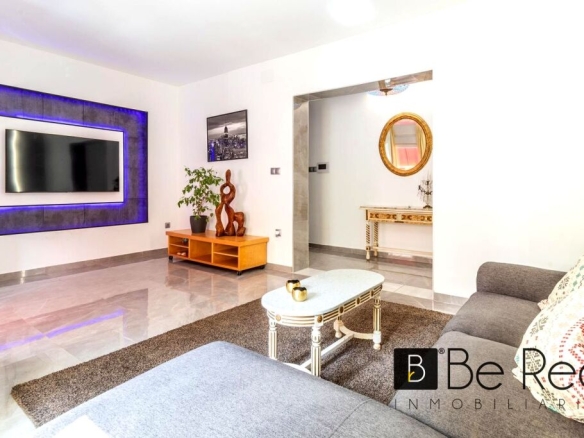 Imagen 2 de COQUETO APARTAMENTO DE 2 DORMITORIOS CON TERRAZA Y LICENCIA TURISTICA EN TORREMOLINOS