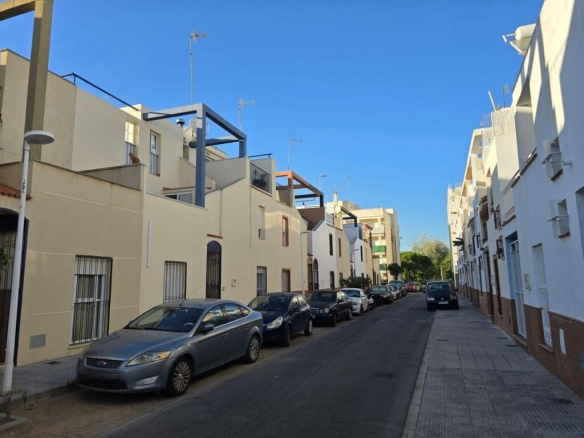 Imagen 3 de MAGNÍFICO ADOSADO EN ISLA CRISTINA