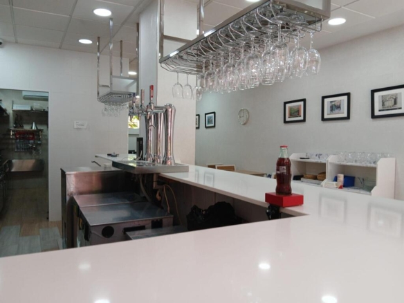 Imagen 2 de Local en venta de excelentes calidades ubicado en Tiro de Línea. LICENCIA EN ACTIVO