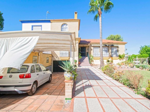 Imagen 2 de Exclusiva Casa en Montequinto con Piscina y Amplios Jardines