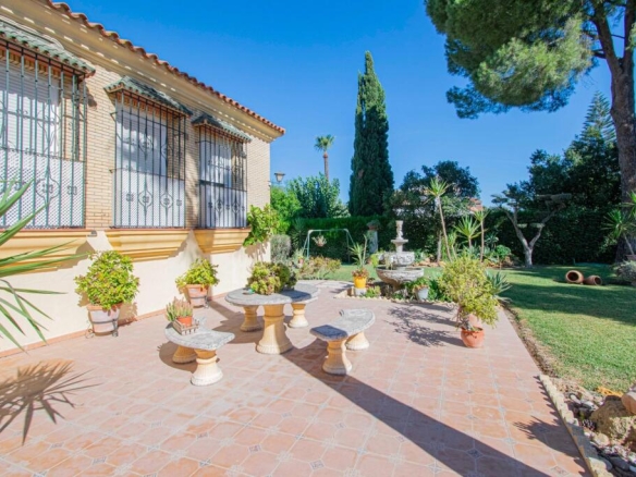 Imagen 3 de Exclusiva Casa en Montequinto con Piscina y Amplios Jardines