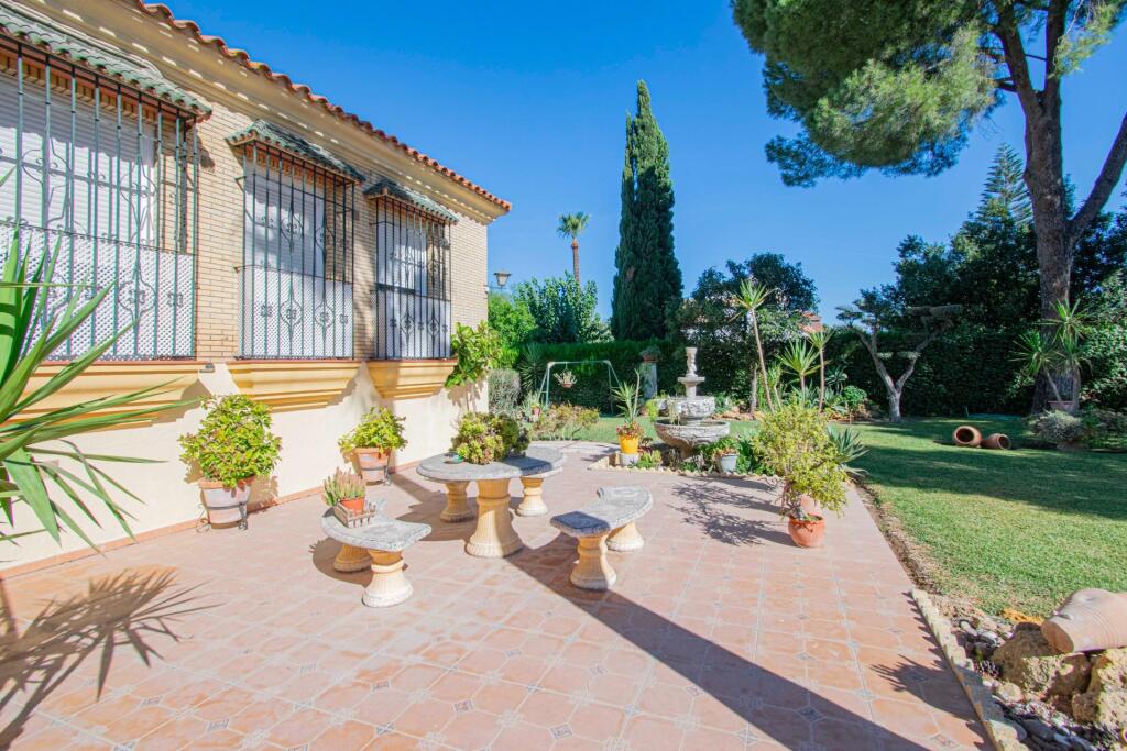 Imagen 3 de Exclusiva Casa en Montequinto con Piscina y Amplios Jardines Imagen 3 de Exclusiva Casa en Montequinto con Piscina y Amplios Jardines