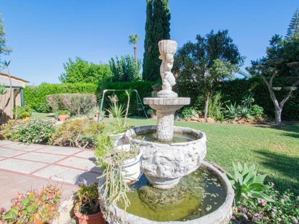 Imagen 4 de Exclusiva Casa en Montequinto con Piscina y Amplios Jardines