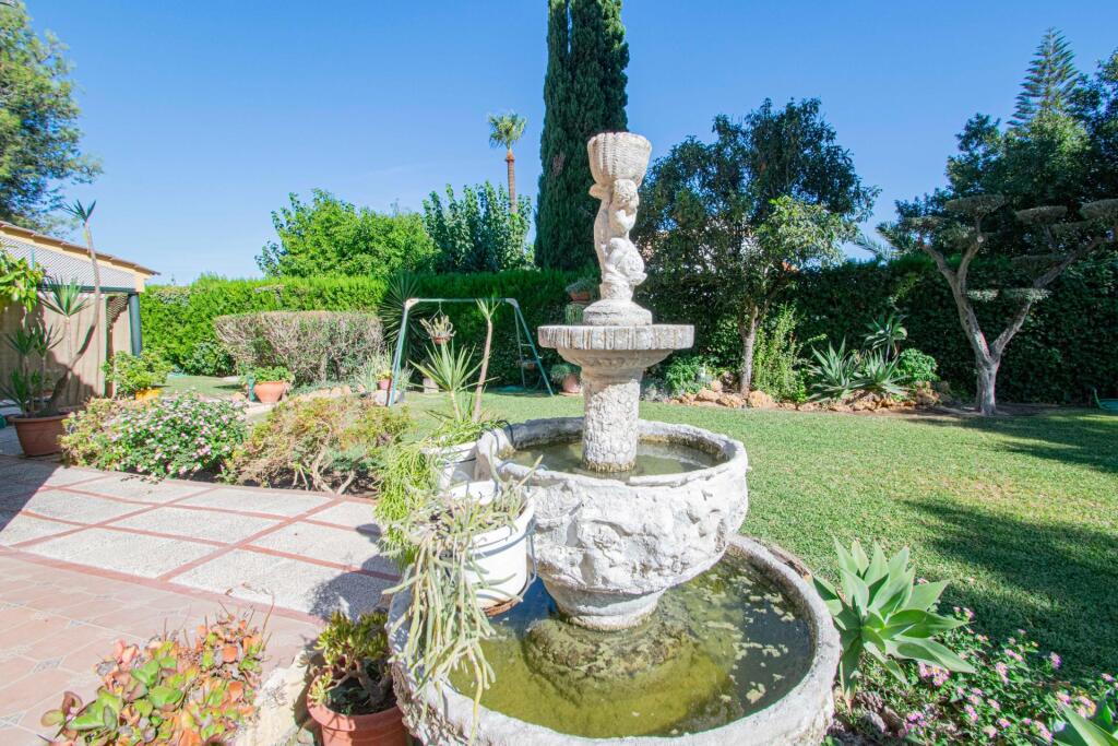 Imagen 4 de Exclusiva Casa en Montequinto con Piscina y Amplios Jardines Imagen 4 de Exclusiva Casa en Montequinto con Piscina y Amplios Jardines