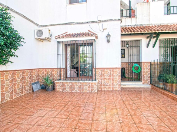 Imagen 2 de Encantadora casa en La Cruz Roja con bonito patio delantero!!!!!