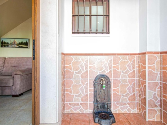 Imagen 3 de Encantadora casa en La Cruz Roja con bonito patio delantero!!!!!