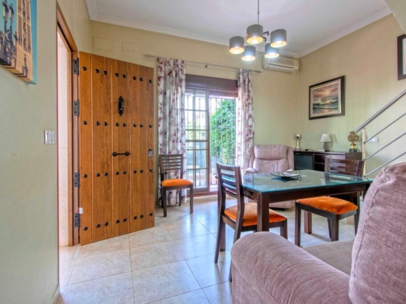 Imagen 4 de Encantadora casa en La Cruz Roja con bonito patio delantero!!!!!