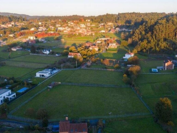 a  5 minutos de Santiago de Compostela para construír la casa que tanto deseas