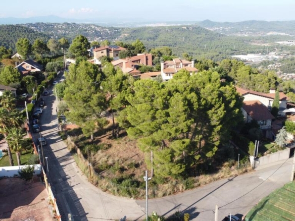 Imagen 2 de Espectacular terreno plano con vistas a Barcelona