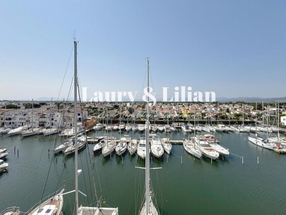 Imagen 2 de Apartamento reformado con vistas a los canales de Empuriabrava