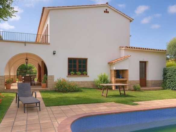 Imagen 2 de Espectacular Chalet en Maçanet de la Selva con Jardín y Piscina