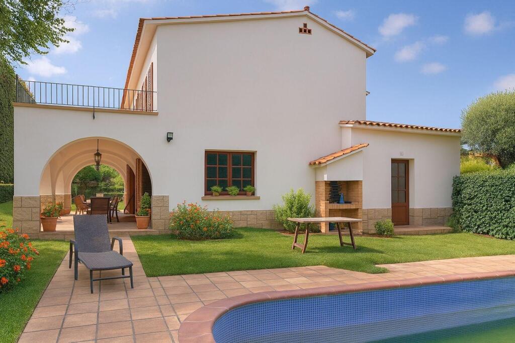 Imagen 2 de Espectacular Chalet en Maçanet de la Selva con Jardín y Piscina